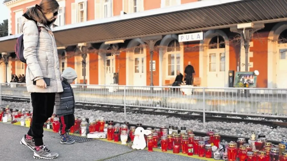 V Pulju so v čast Balaševiću osvetlili Areno, posebej pa so se mu poklonili na železniški postaji, na kateri se je odvijala zgodba njegove pesmi Oprosti mi, Katrin , ter ga na zadnjo pot pospremili s piskom vlaka, ki je zapuščal postajo. Tako kot trge mest od Srbije do Slovenije so tudi v Pulju perone prekrili sveče in plišasti beli zajčki, ki nastopajo v njegovi pesmi Neki novi klinci .