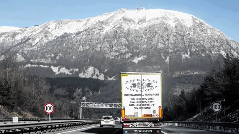 Slovenski sistem e-cestninjenja v nasprotju z avstrijskim predvideva več tipov vinjet. Ker pa Dars nima dostopa do podatkov o tehničnih lastnostih vozil iz tujine, slovenskim uporabnikom grozi, da bodo v primerjavi s tujimi diskriminirani.