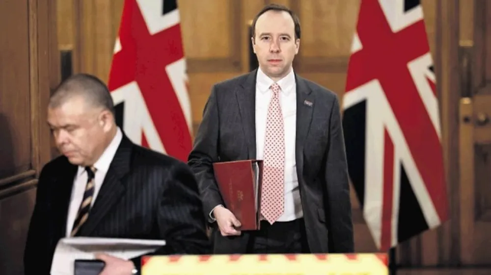 Na britanskega zdravstvenega ministra Matta Hancocka letijo &scaron;tevilni očitki klientelizma pri nabavi za&scaron;čitne opreme med pandemijo.