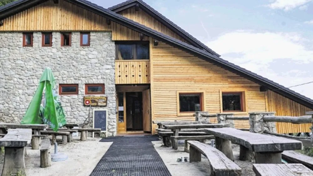 Tako je bila pred požarom videti pred kratkim obnovljena Mozirska koča.