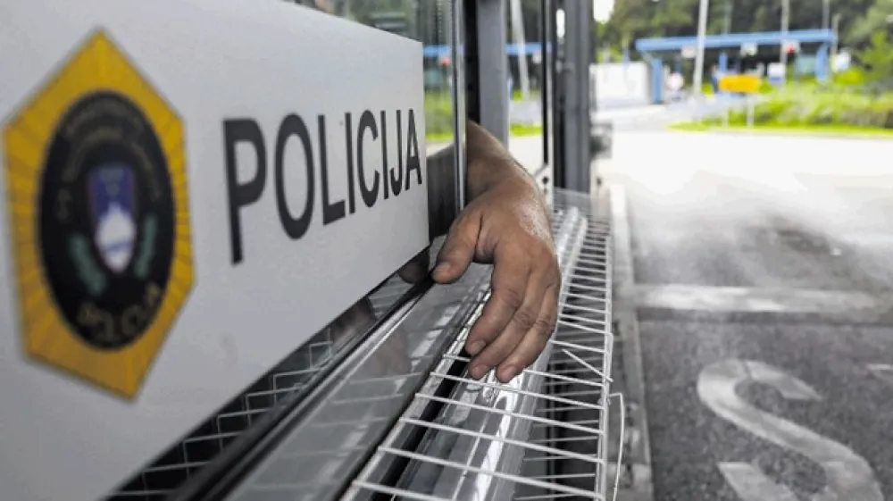 V ponedeljek se  vzpostavljajo kontrolne točke na cestnih povezavah na notranjih mejah.