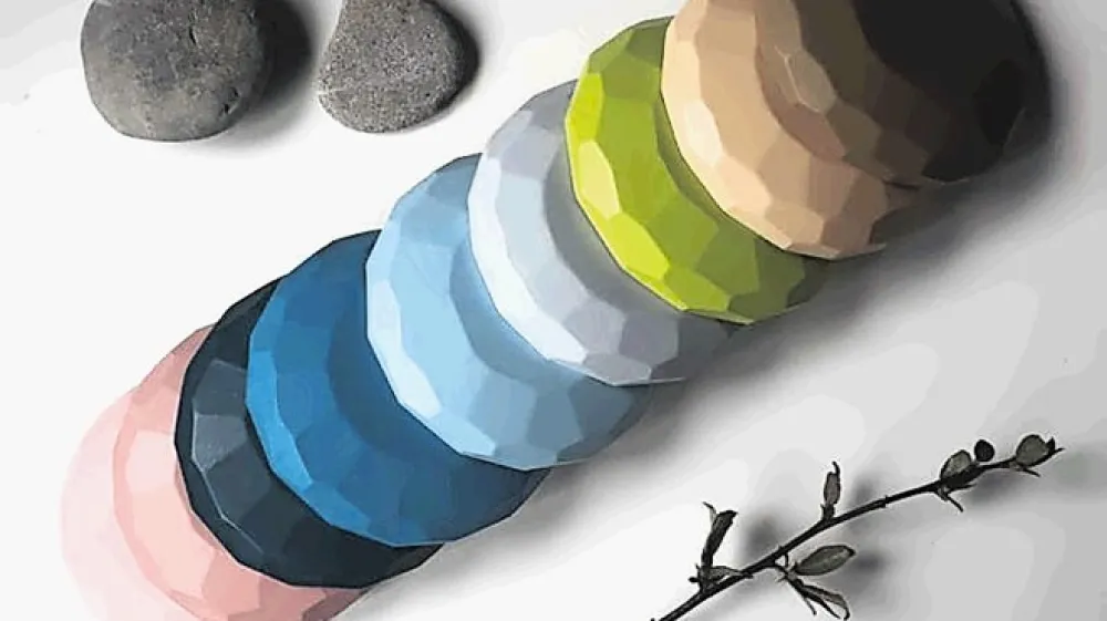 Oblikovalec in akademski kipar Jernej Mali si je zamislil tako imenovane takete, lesene posodice. Ime izvira iz gestalt psihologije oziroma psihologije zaznavanja, po kateri zven besede povezujemo z ostrino in nazobčanostjo ali oglatostjo oblike. Posodice so na zunanji strani fasetirane, kar jim daje arhitekturno ostrino in geometrično razgibanost.