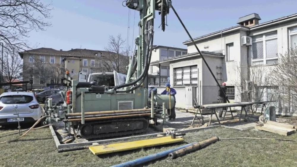 V bližini infekcijske klinike, ki bo dobila nov prizidek, že opravljajo geolo&scaron;ko-geomehanske raziskave.