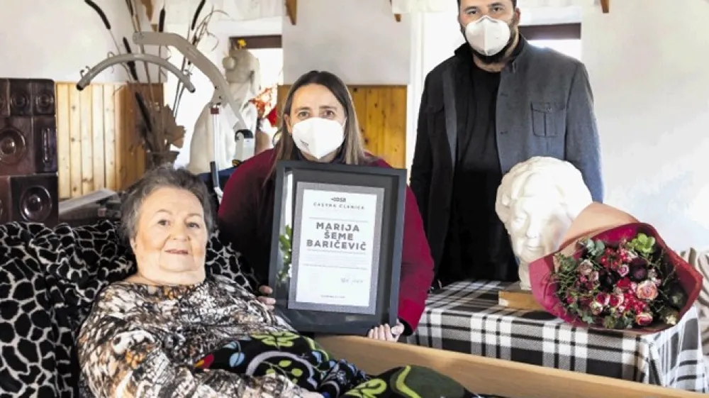 Predstavnika Dru&scaron;tva slovenskih režiserjev, predsednik Matevž Luzar in režiserka Maja Weiss Braatz, sta te dni režiserki Mariji &Scaron;eme Baričevič podelila plaketo za častno članstvo v njihovem dru&scaron;tvu.