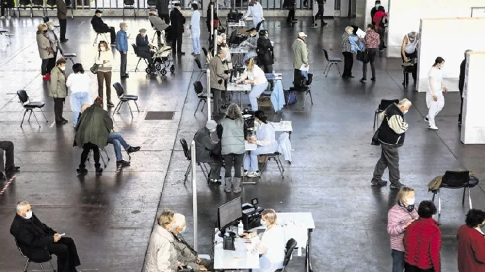 Zdravstveni dom Ljubljana v hali A na Gospodarskem razstavi&scaron;ču opravlja množično cepljenje in množično testiranje. Kar dva dni na teden namenijo samo hitrim testom za vzgojitelje in učitelje iz ljubljanskih vrtcev in &scaron;ol.