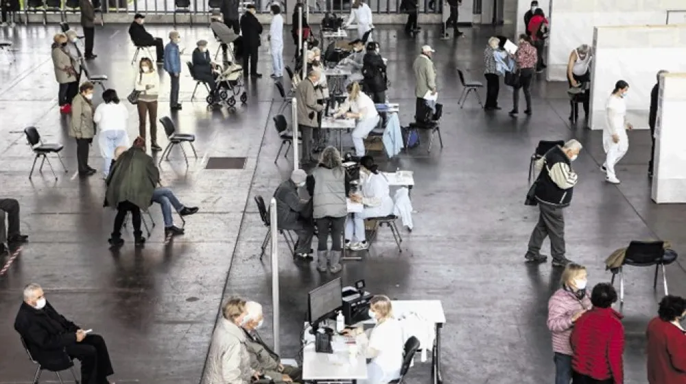 Cepljenje množično  poteka po vsej Sloveniji (na fotografiji  ljubljansko Gospodarsko razstavi&scaron;če), za zdaj z enim cepivom manj.