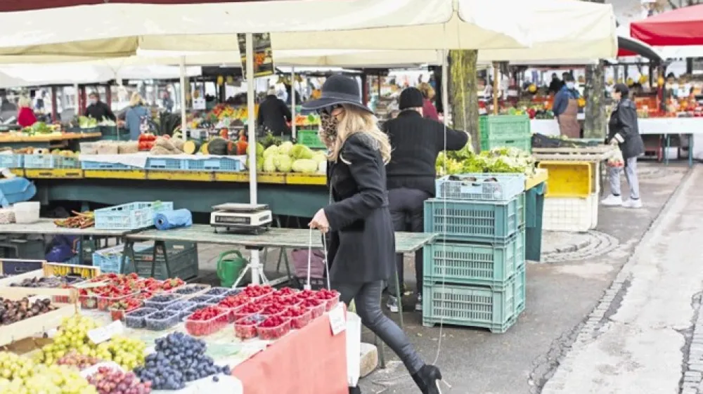 Občina je sodelovanje z birojem Kombinat, ki je izdeloval projektno dokumentacijo za projekt gradnje parkirne hi&scaron;e pod tržnico,  končala marca 2020.
