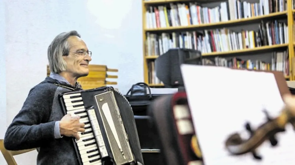 Harmonikar in skladatelj Bratko Bibič: Zvočna inspiracija izhaja iz vizualnih ritmov včasih &raquo;divje&laquo; filmske montaže in plesnih koreografij, drugič iz umirjenih &raquo;zvenov&laquo; ambientov.