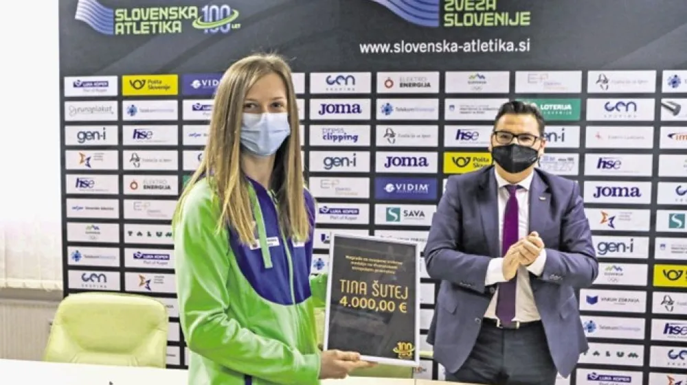 Skakalka ob palici Tina &Scaron;utej je ob podpisu pogodbe z Atletsko zvezo Slovenije prejela dodatnih 4000 evrov za osvojitev srebrne kolajne na nedavnem dvoranskem evropskem prvenstvu na Poljskem.