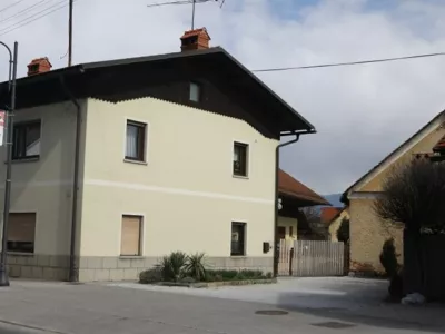 Pes, ki je do smrti ogrizel deklico, je bil pripet na dvorišču stanovanjske hiše v Mengšu. Foto: Luka Cjuha