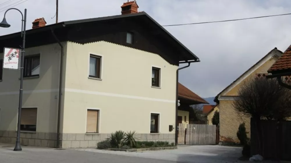 Pes, ki je do smrti ogrizel deklico, je bil pripet na dvorišču stanovanjske hiše v Mengšu. Foto: Luka Cjuha