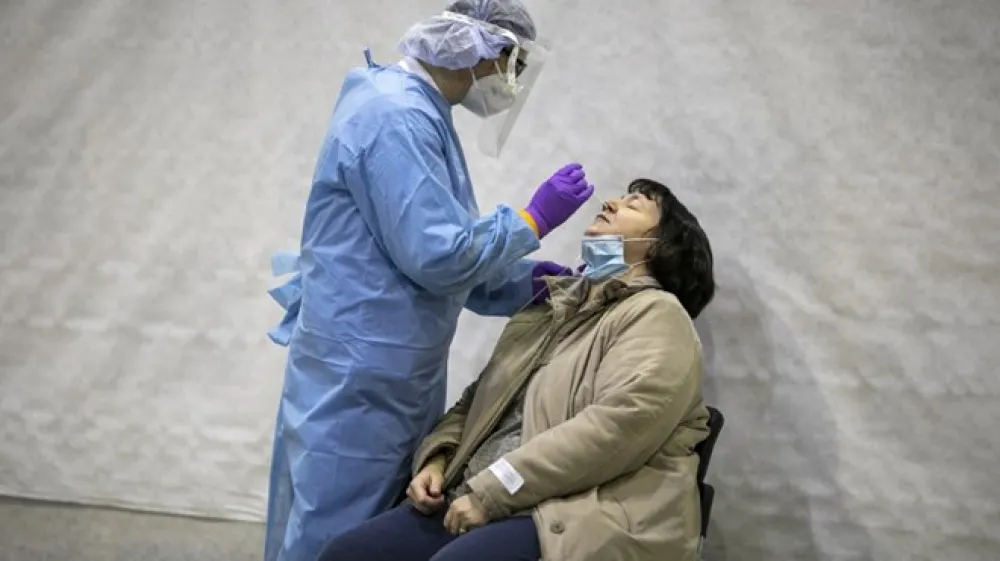 V sredo je bilo hospitaliziranih 18 covidnih bolnikov več kot dan prej. Prav tako se je zvi&scaron;alo sedemdnevno povprečje novopotrjenih okužb, in sicer za 16.