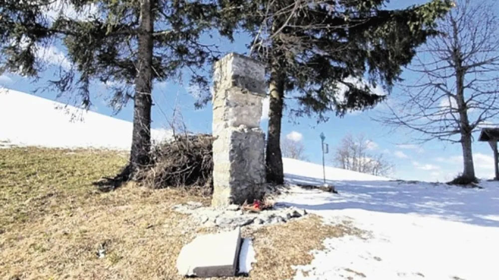 Po&scaron;kodovan spomenik borcev Cankarjeve brigade na Pasji ravni