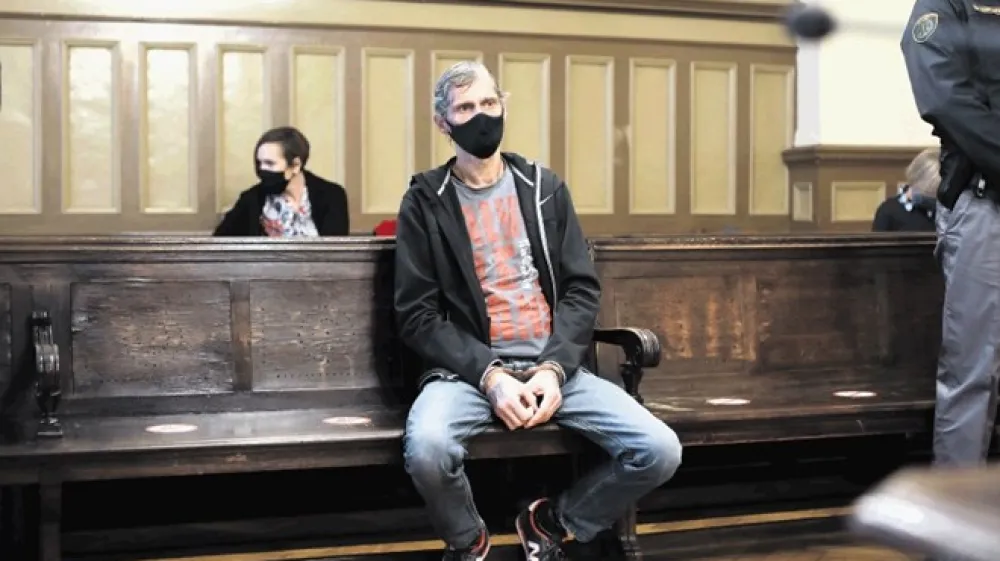 Miha Strojan prestaja enotno 16-letno zaporno kazen zaradi različnih kaznivih dejanj, tako da ga na ljubljansko sodi&scaron;če vozijo z Doba.