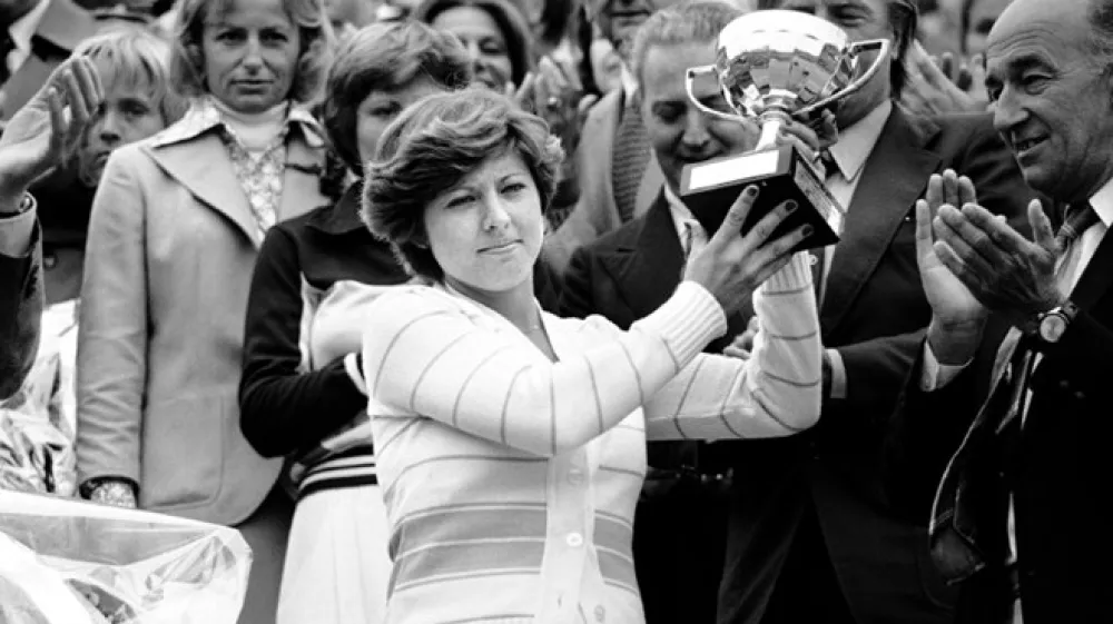 Mima Jau&scaron;ovec leta 1977 v Parizu, ko je osvojila Roland Garros. V finalu je s 6:2, 6:7 (5) in 6:1 ugnala Romunko Florento Mihai.