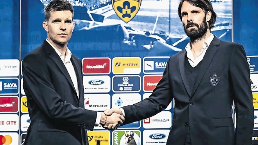 Simon Rožman in Marko Šuler sta si segla v roke ob podpisu pogodbe za novega trenerja Maribora.