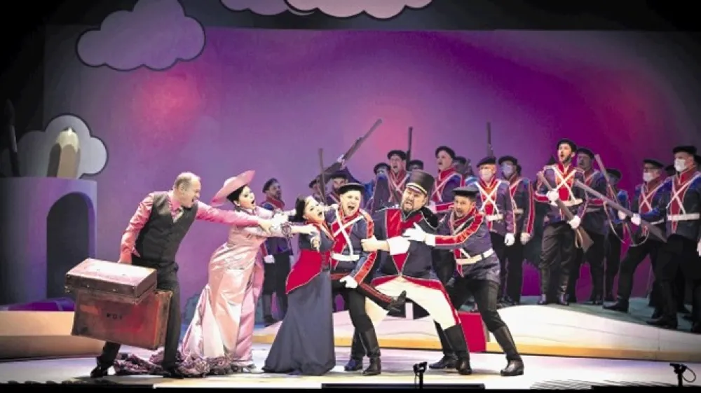 Prizor iz prvega dejanja opere Hči polka, ki je premiero v Opera in balet SNG Maribor doživela v soboto, 13. marca. &Scaron;lo je za prvo operno premiero po začetku drugega vala epidemije v mariborski Operi, prenos pa je potekal prek radijskih valov in spleta. Tako je bila opera dostopna vsem po Sloveniji.