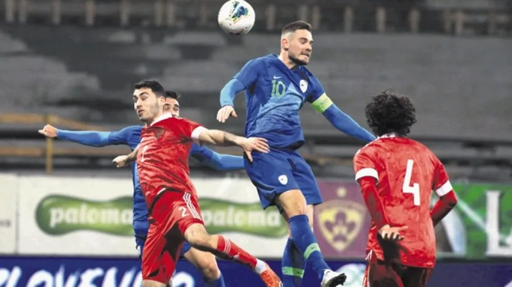 Kapetan Slovenije Timi Max El&scaron;nik (z žogo) se je pred začetkom evropskega prvenstva razveselil podpore članske reprezentance.