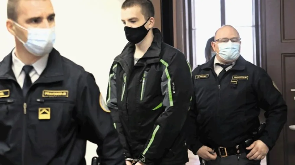 Peter Gaspeti je tistega usodnega junijskega dne sam poklical policijo, in to celo večkrat. Aretaciji se ni upiral. Motiv za očitan mu trojni umor (&scaron;e) ni znan, grozi mu najmanj 15 let zapora, v skrajnem primeru pa bi ga lahko zaprli celo do konca življenja.