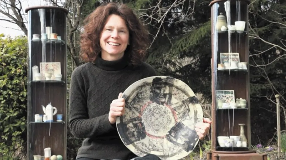 Umetnico Tejo Hlačer od nekdaj navdihuje postavitev njene keramike v naravi. Razstavo Kamenine in stopinje je postavila na jasi Korenove domačije.