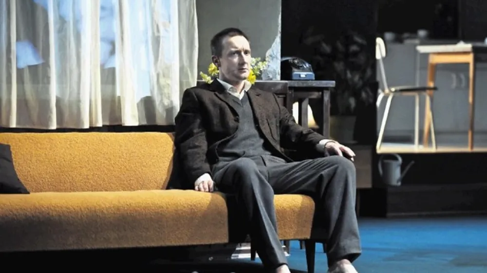 M&uuml;llerjev Cement, kot ga je v ljubljanski Drami zrežiral Sebastijan Horvat, je jedka zgodovinska freska, zgo&scaron;čena v razrahljanem odnosu med Glebom (Marko Mandić) in Da&scaron;o (Nata&scaron;a Barbara Gračner).