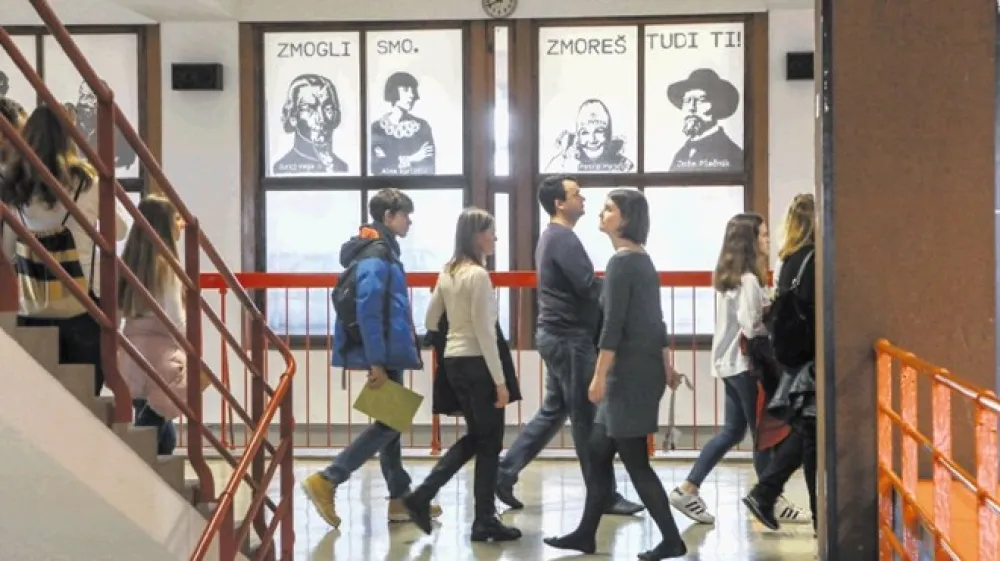 Učitelji Gimnazije Bežigrad, avtorji odmevnega javnega pisma, pravijo, da je opozarjanje na aroganco oblasti njihova profesorska dolžnost. Dijake lahko poučujejo le v normalnih družbenih razmerah.