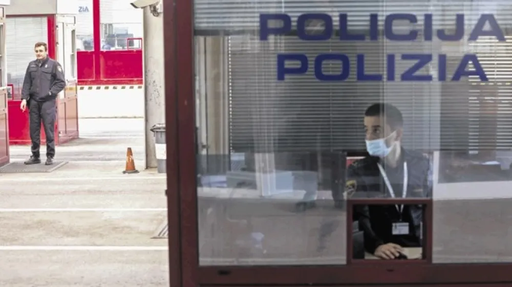 Kak&scaron;na zmeda nastane, ko med sabo trčijo različni režimi protikoronskih ukrepov, sta na mejnem prehodu najlep&scaron;e ponazorila kar slovenski in hrva&scaron;ki policist &ndash; eden z masko, drugi brez.