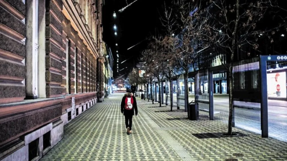 Med policijsko uro sprehajanje na prostem  za zdaj ni dovoljeno.