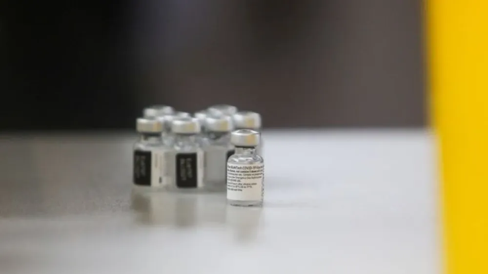 Na NIJZ  so prejeli 3816 poročil o neželenih stranskih učinkih cepljenja, vključno s prijavami  smrti. Povezave &scaron;e preiskujejo.