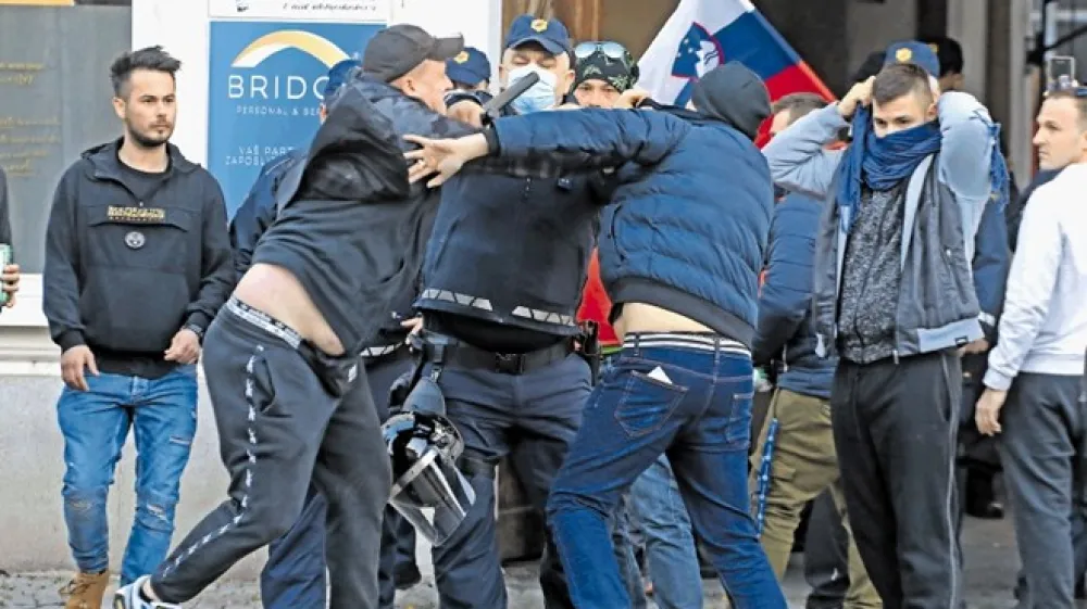 Med sobotnim protestom je pri&scaron;lo tudi do fizičnega obračuna med posameznimi udeleženci, pred očmi uniformirancev.