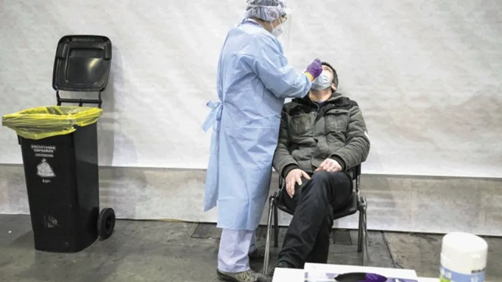 Potrdilo o preboleli okužbi lahko prebivalci pridobijo tudi brez brisa v času, ko so imeli  znake covida-19, a ne na podlagi izvida o protitelesih. Na fotografiji: testiranje na ljubljanskem Gospodarskem razstavi&scaron;ču.