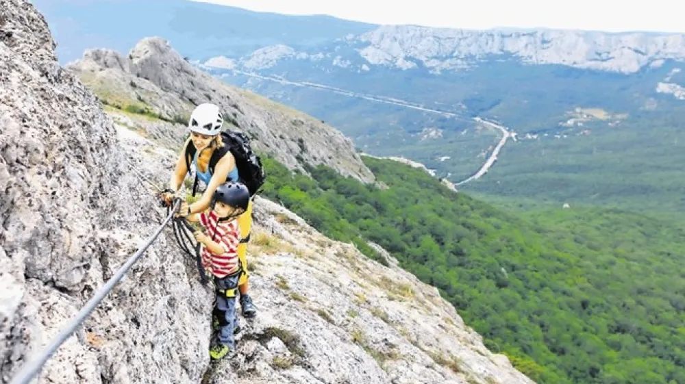 Za varen in zanesljiv korak moramo ob zgledni psihofizični pripravljenosti poskrbeti s primerno obutvijo in opremo, ki pa jo je seveda treba znati tudi pravilno uporabljati.
