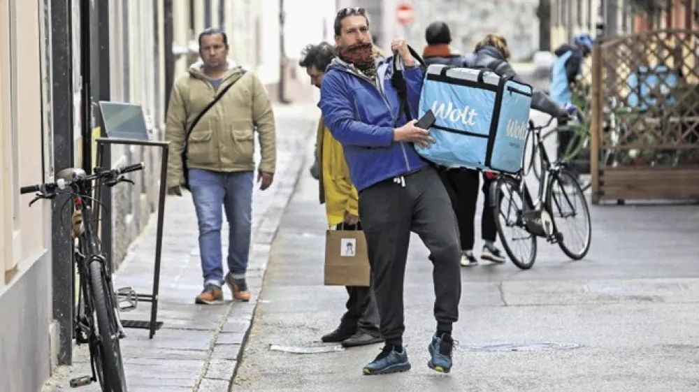 Wolt med drugim daje dostavljalcem v zameno za 25 evrov kavcije v uporabo delovna sredstva, na primer kolesarski nahrbtnik, ki ga mora delavec odplačati v vi&scaron;ini 150 evrov, če ga izgubi ali po&scaron;koduje.