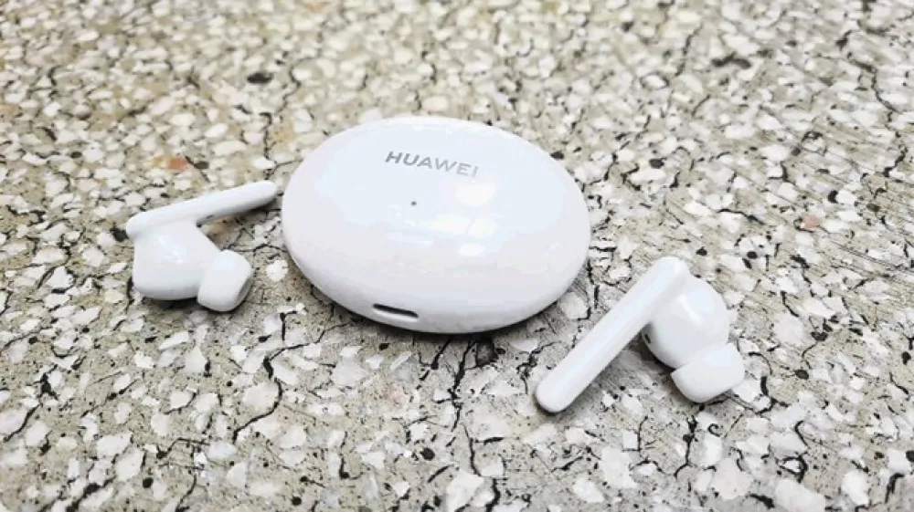 Nova &scaron;katlica slu&scaron;alk freebuds 4i je manj&scaron;a, lep&scaron;a in spominja na prodnik.