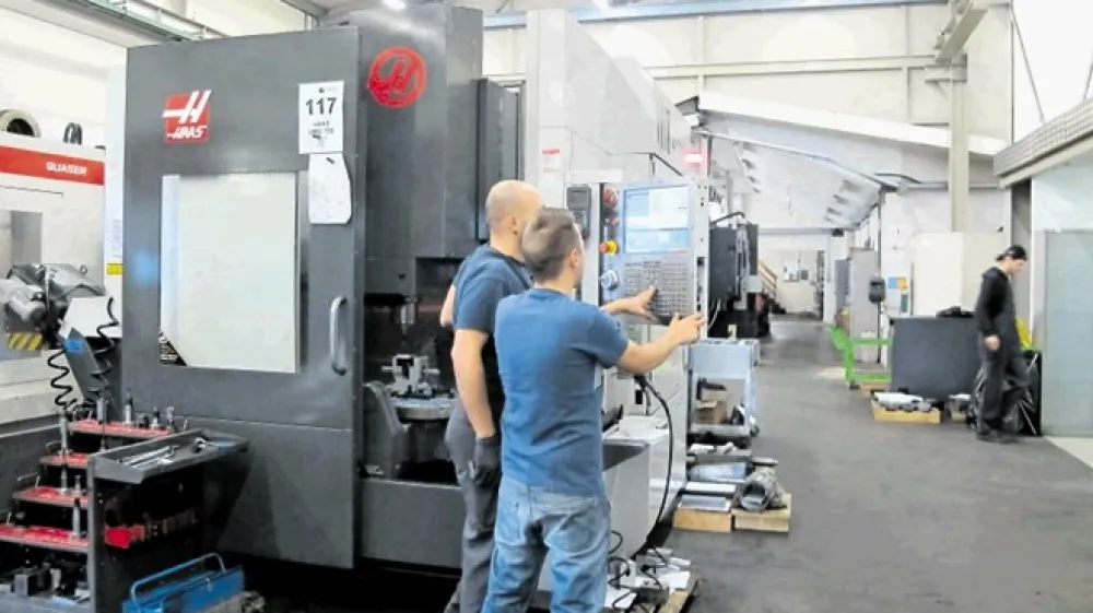 Podjetje je lani ustavilo načrtovane investicije v strojno opremo in dograditev proizvodnih prostorov.