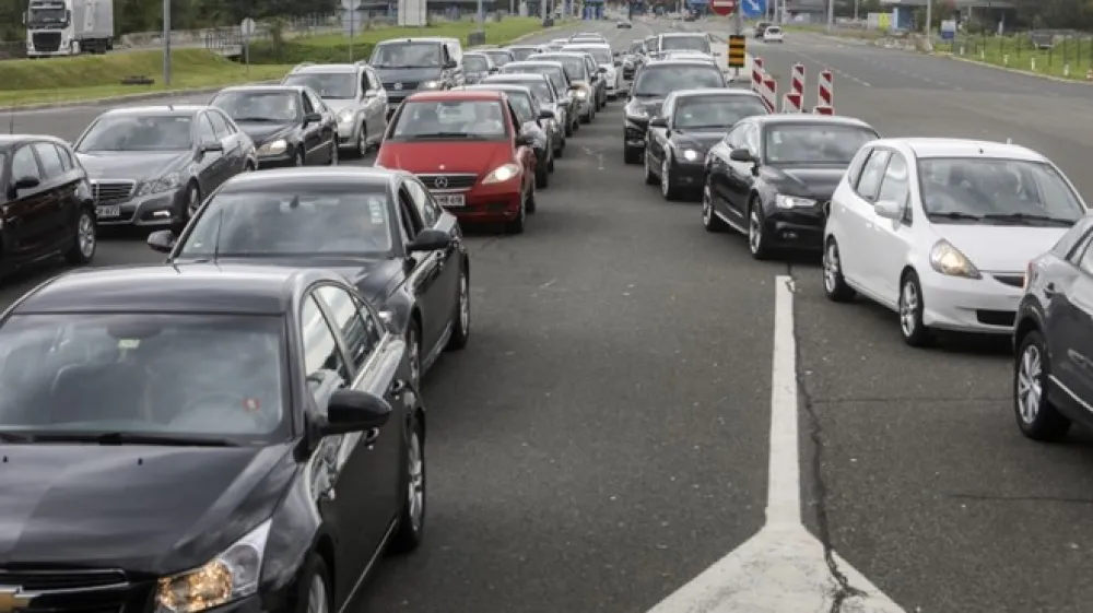Gneča že nastaja na mejnih prehodih s Hrva&scaron;ko. Fotografija je simbolična.