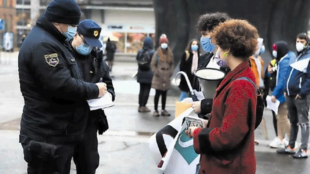 Več dijakov se je v prekr&scaron;kovnem postopku zna&scaron;lo v začetku februarja, ko so po  približno &scaron;tirih mesecih pouka na daljavo javno, v obliki protesta, zahtevali vnovično odprtje &scaron;ol.