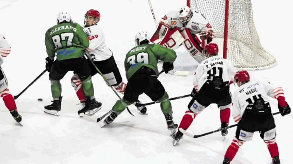 Ljubljančani (v zelenih dresih) so na prvi tekmi finala večkrat streljali na gol Jeseničanov, a dosegli tri gole manj.