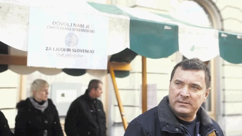 Tožbo proti pevki je  vložil  predsednik voja&scaron;kega sindikata Gvido Novak;  če bo z njo uspe&scaron;en, jih v sindikatu nameravajo vložiti &scaron;e več.