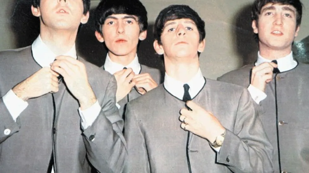 Očitno je, da so britanski izvajalci  uspe&scaron;nej&scaron;i, ko gre za skupine (levo The Beatles), Američani pa   močnej&scaron;i, ko gre za posameznike (desno Jimmy Hendrix).