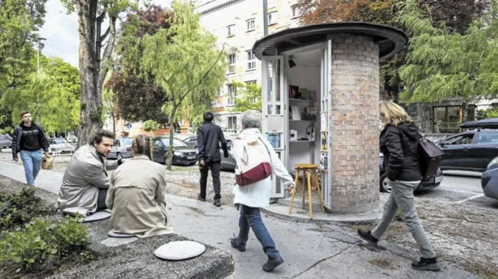 Počasi se uresničuje želja uredni&scaron;tva revije Outsider, da bi Plečnikova trafika v Vegovi ulici postala mesto, kjer se ljudje ustavijo, poklepetajo, kaj preberejo&hellip;