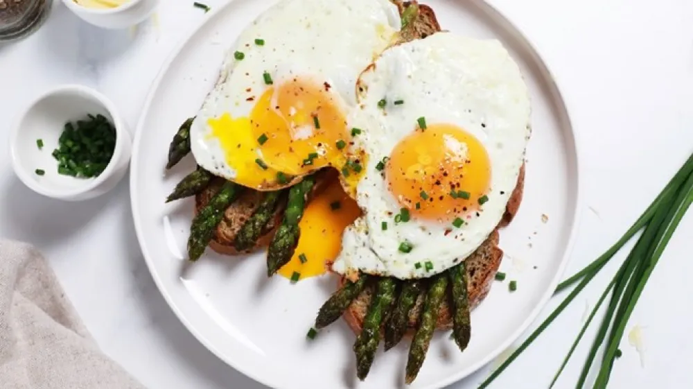 Kruhki s pečenimi &scaron;parglji in jajci