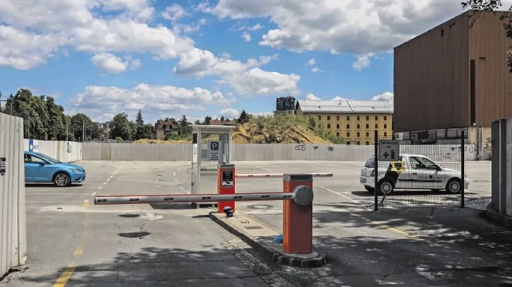 Družba AS57 v lasti Kompas Shopa s kompleksom Tobačna trenutno služi z najemninami in pregre&scaron;no drago parkirnino.