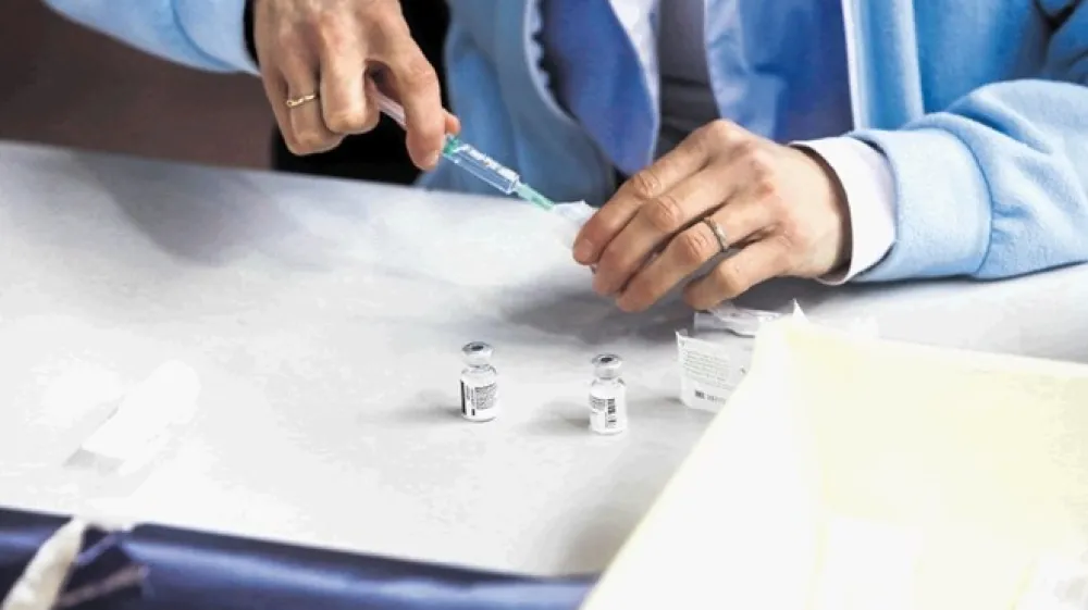 Vrstijo se pričevanja posameznikov, ki so se za cepljenje dogovarjali &raquo;po domače&laquo;. Nekateri med njimi so sku&scaron;ali svoje težave prej urediti po uradnih poteh, a niso bili uspe&scaron;ni.