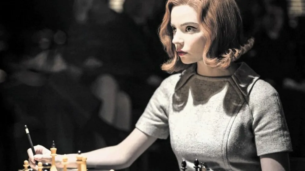 Uspe&scaron;na Netflixova miniserija Damin gambit ni obudila le zanimanja za &scaron;ah, temveč tudi za skoraj &scaron;tiri desetletja star roman Walterja Tevisa, ki se je na krilih nadaljevanke vrnil na lestvice najbolje prodajanih knjig.