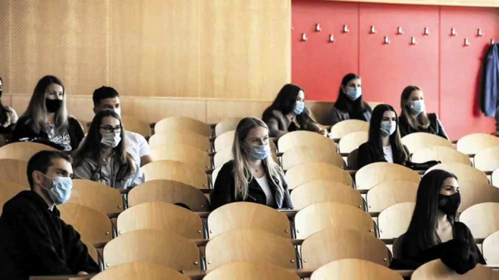 Kriterijev, kdaj bo mogoče v predavalnicah in drugih zaprtih prostorih  sedeti brez maske, za zdaj &scaron;e ni. Na fotografiji: lanski sprejem brucev na ljubljanski pravni fakulteti.