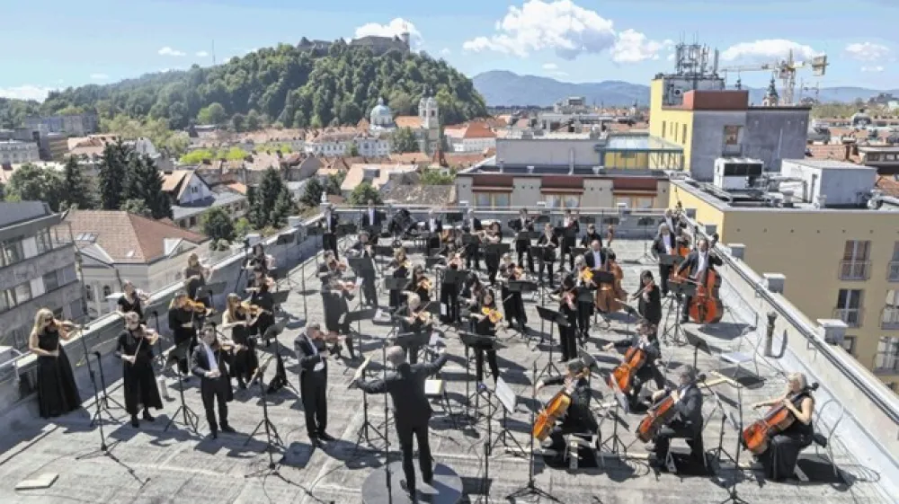 Včeraj&scaron;nja generalka Simfoničnega orkestra RTV Slovenija na strehi Radia Slovenija pred dana&scaron;njim nastopom in snemanjem v živo
