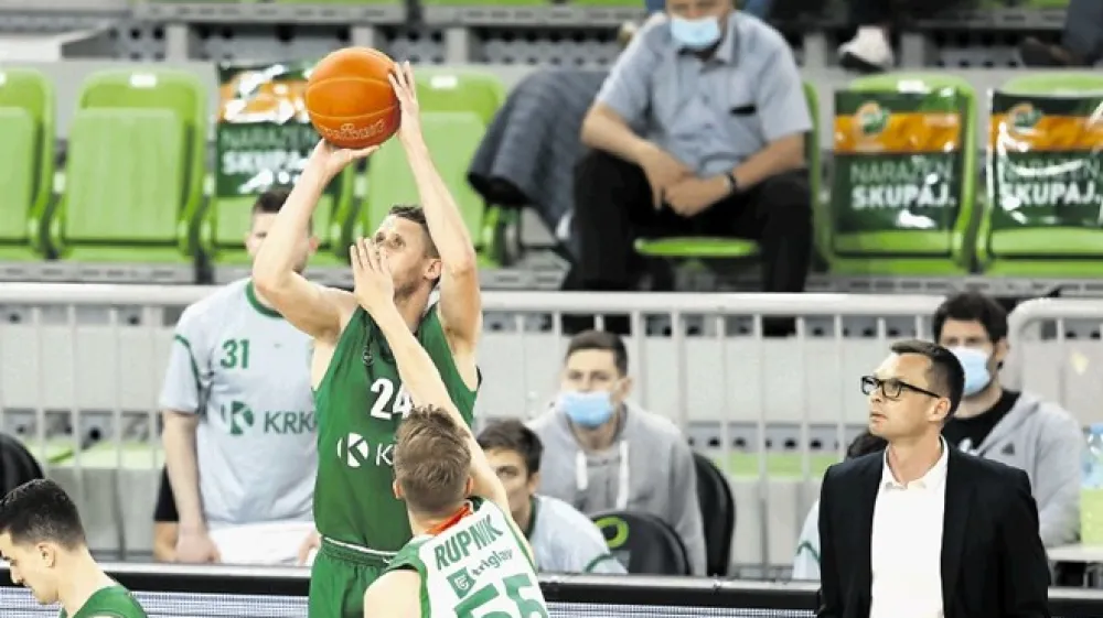 Trener Krke Dalibor Damjanović (spodaj desno) pričakuje, da bodo njegovi ko&scaron;arkarji danes na drugi tekmi finala državnega prvenstva pokazali povsem drugačen obraz, kot so ga pri porazu z 52 točkami razlike na prvi v Stožicah.