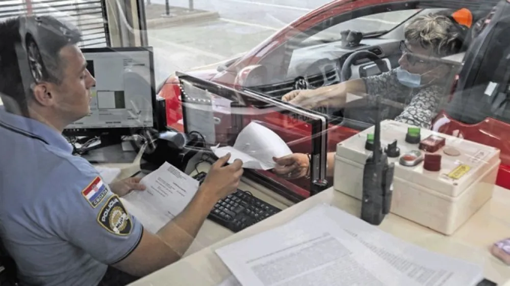 Doslej smo za prehod meje potrebovali najrazličnej&scaron;e papirne dokumente. Z digitalnim potrdili utegne biti stvar precej preprostej&scaron;a. Je pa do njih te dni težko priti.