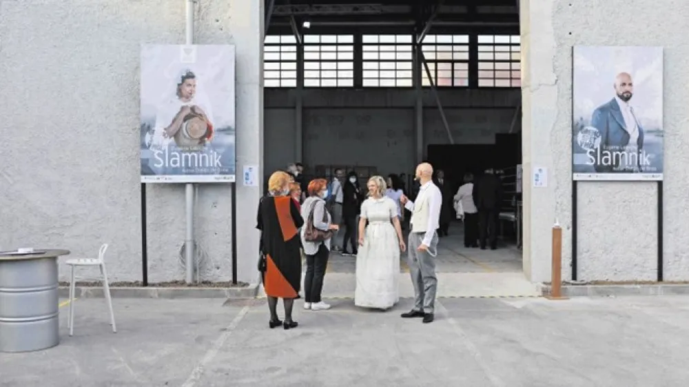 Nekdanji industrijski objekt se spreminja v kulturno prizori&scaron;če: Hala L56 na Litostrojski cesti v teh dneh gosti komedijo Slamnik v režiji Diega de Bree in produkciji Mestnega gledali&scaron;ča ljubljanskega.